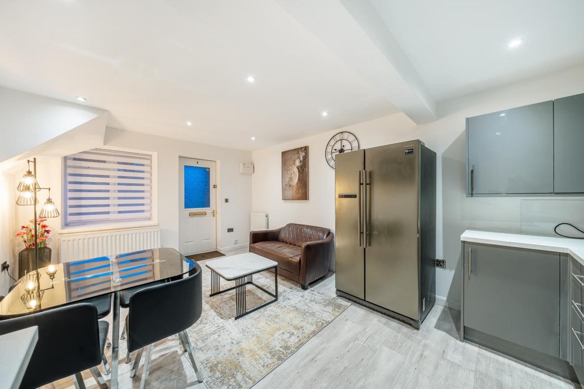 Two Bed Home In The Heart Of Egham Exterior foto