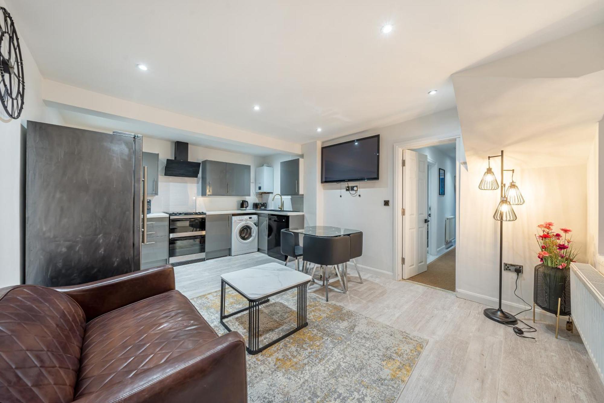 Two Bed Home In The Heart Of Egham Exterior foto